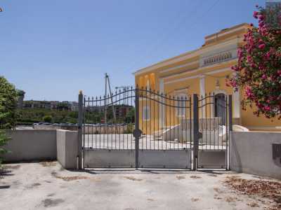 Qui si allineano cinque eleganti villette residenziali